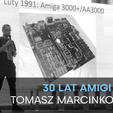 Prelegent na tle slajdu przedstawiającego płytę główną Amigi 3000.