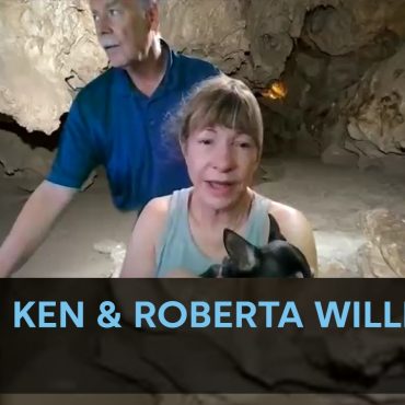 Ken i Roberta na tle jaskini.